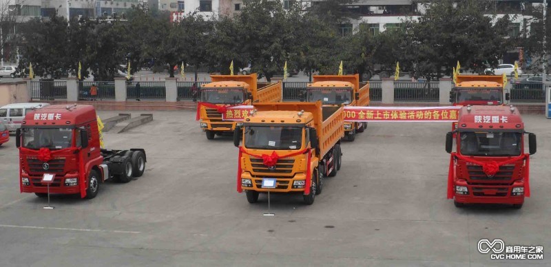 會(huì)場外陜汽展車—德龍新M3000重卡