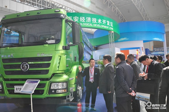 陜汽工作人員向客商介紹陜汽雙燃料節(jié)能環(huán)保智能渣土車(chē)