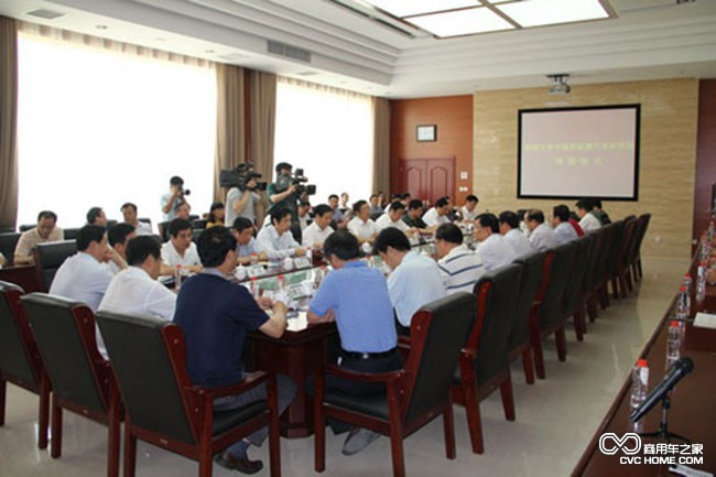 中通客車總經(jīng)理孫慶民與聊城大學(xué)副校長(zhǎng)孫蘭雨簽署合作協(xié)議 商用車之家
