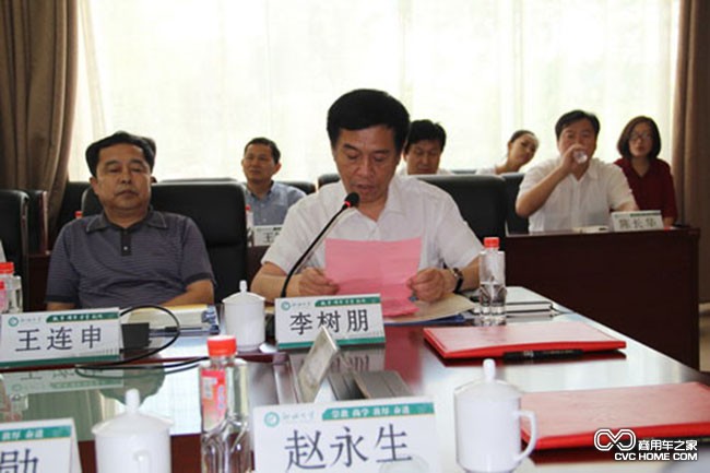 中通客車董事長(zhǎng)李樹朋介紹與聊大合作情況 商用車之家