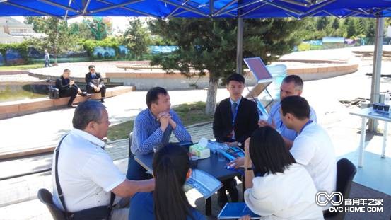 展會期間當?shù)乜蛻襞c金旅交流洽談 商用車之家訊