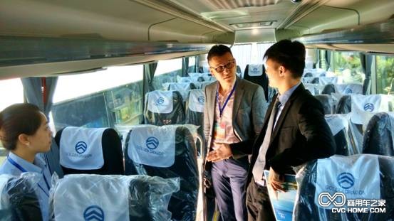 金旅向哈薩克斯坦客戶介紹參展客車 商用車家訊