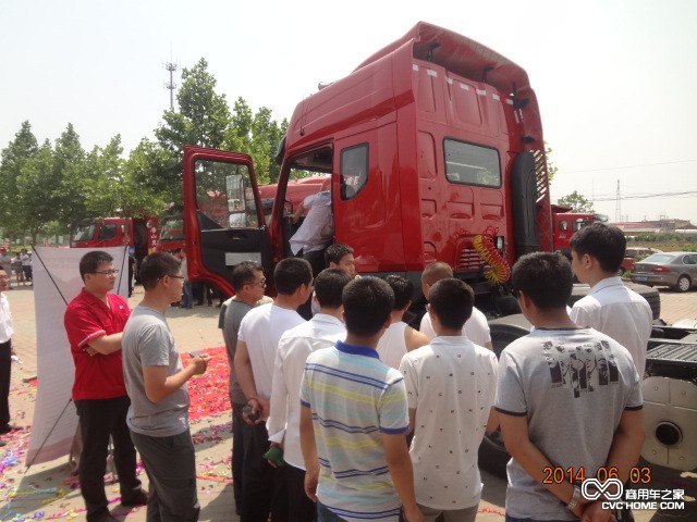 柳汽國四卡車“安全、可靠、省油、高效”的產(chǎn)品品質(zhì)，贏得了在場用戶的青睞 商用車之家