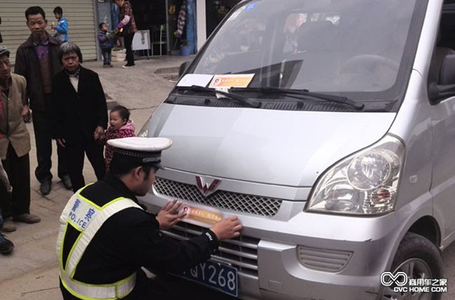 核載人數(shù)提示牌 商用車之家