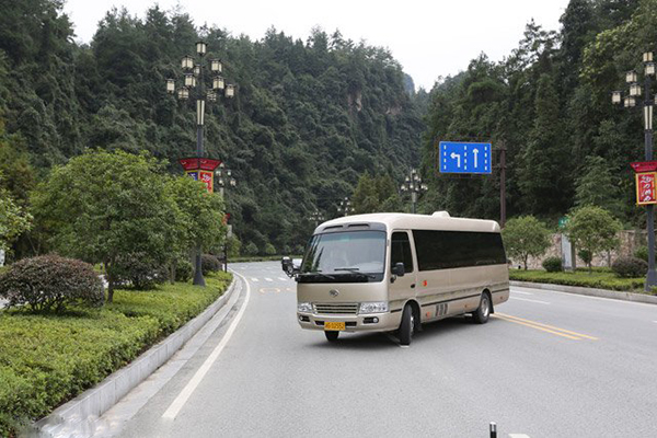 采用流線型車身設(shè)計，莊重典雅，彰顯精致經(jīng)典，可選高檔金屬烤漆，靚麗、奢華足以成為你的心動之選。 商用車之家