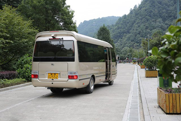 前后玻璃均采用黑帶處理，整體視覺優(yōu)雅尊貴 江淮寶斯通