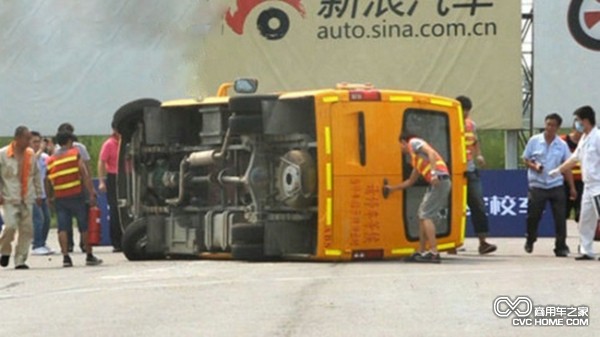 長安校車上演動(dòng)態(tài)測試 商用車