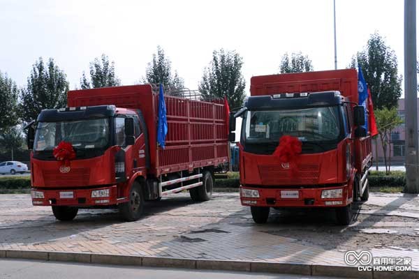 J6L運(yùn)糧車(chē)采用237x75x（7+4）mm雙層高強(qiáng)度車(chē)架，一汽原廠匹配的拉糧不漲車(chē)廂和解放成熟的435型10噸級(jí)后橋。 解放J6L