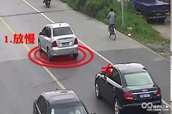 碰瓷新招，行車謹(jǐn)慎路人