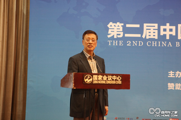  交通運(yùn)輸部辦公廳原主任、中國道路運(yùn)輸協(xié)會(huì)名譽(yù)會(huì)長姚明德