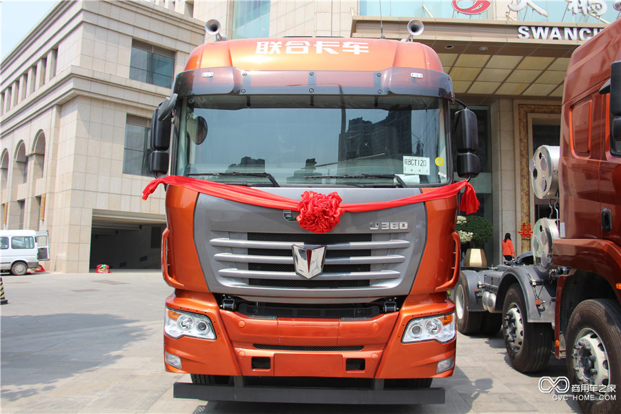 聯(lián)合卡車(chē)新U系380馬力6*2牽引車(chē)