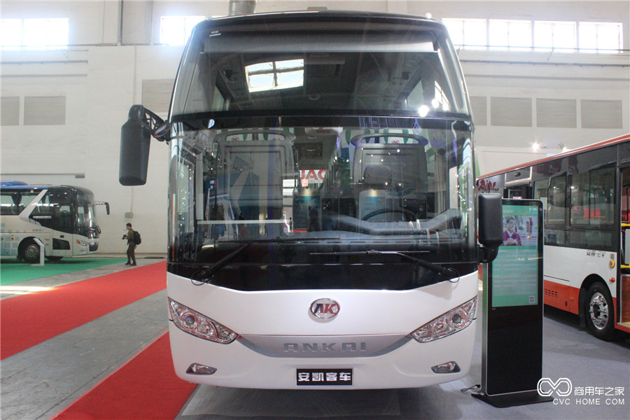 2016北京道路運(yùn)輸展 安凱A8 12米混合動(dòng)力通勤車(chē)