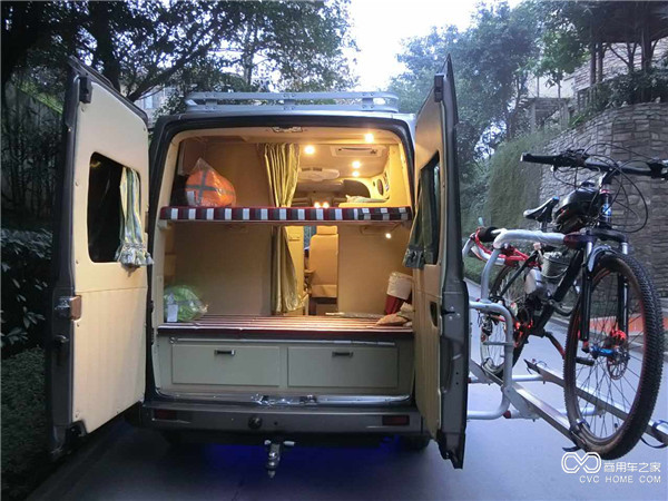 20160729 勾一筆南方山水，潑一丈塞北豪情，大通房車(chē)車(chē)主羅曉平《探索》如畫(huà)人生-內(nèi)飾3.jpg